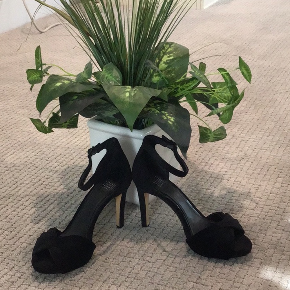 WHBM Black Velvet Open Toe 4” Heels White House Black Market Size 7.5